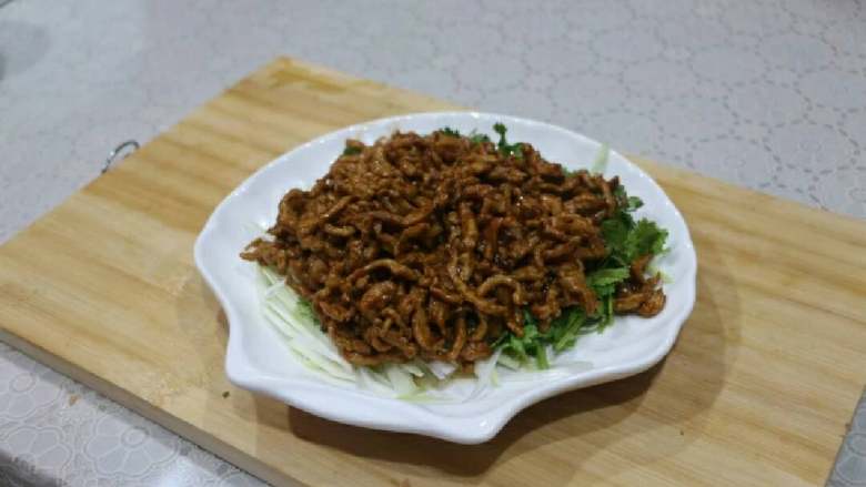 京酱肉丝,肉丝入锅翻炒，出锅，配上葱丝，香菜丝和鸡蛋饼即可。