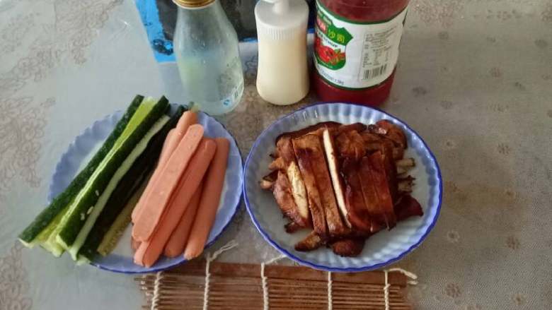 鸡肉寿司,腌制过的鸡胸肉油锅里榨至两面金黄，然后出锅切成条状，<a style='color:red;display:inline-block;' href='/shicai/ 3581'>青瓜</a>和<a style='color:red;display:inline-block;' href='/shicai/ 425'>香肠</a>也切成条状