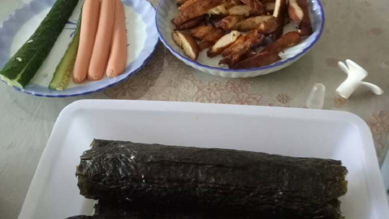 鸡肉寿司,然后用卷帘把海苔卷起来