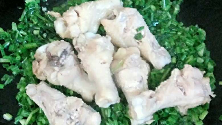 爆葱鸡腿,1.下油煮开了,再放葱香菜爆炒!
2.再取出鸡腿,不停翻动!
3.准备有点焦了,就加入沸水,没过鸡腿的2/3,同时加入调料,翻动一下!闷盖一会!
4.将要收水的时候,不停翻动,炒均匀即可!上碟!