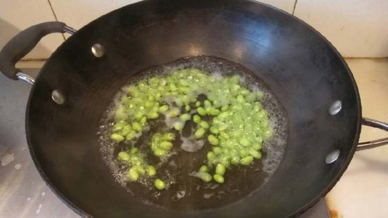 丝瓜毛豆肉丝蛋汤,锅中放一些水,水烧沸下毛豆煮三分钟,捞出沥干待用。