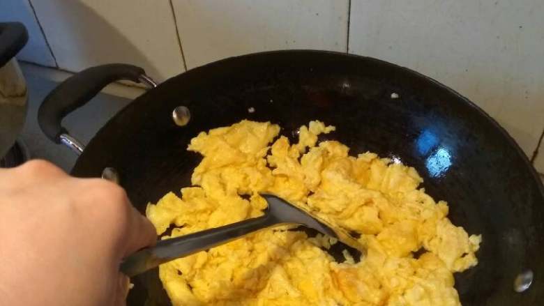 丝瓜毛豆肉丝蛋汤,翻炒,把蛋炒成蛋片。捞出放碗待用。
