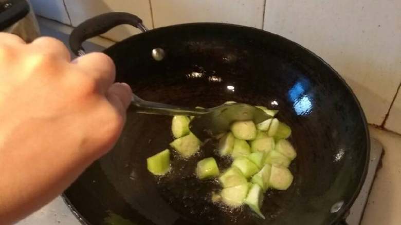 丝瓜毛豆肉丝蛋汤,锅里放油适量,油八成热下丝瓜翻炒。
