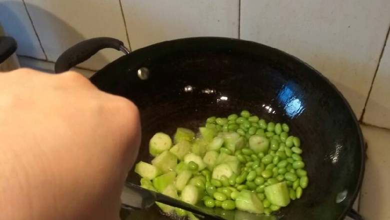 丝瓜毛豆肉丝蛋汤,然后把毛豆放进锅里和丝瓜一起翻炒。