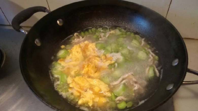 丝瓜毛豆肉丝蛋汤,盖上锅盖小火焖五分钟,然后出锅