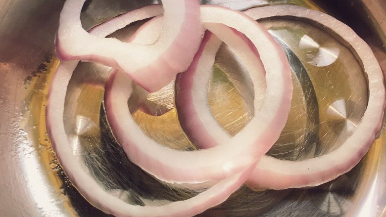 洋葱圈蛋饼,<a style='color:red;display:inline-block;' href='/shicai/ 29'>洋<a style='color:red;display:inline-block;' href='/shicai/ 3250'>葱</a></a>切出<a style='color:red;display:inline-block;' href='/shicai/ 29'>洋<a style='color:red;display:inline-block;' href='/shicai/ 3250'>葱</a></a>圈，取中间部分
