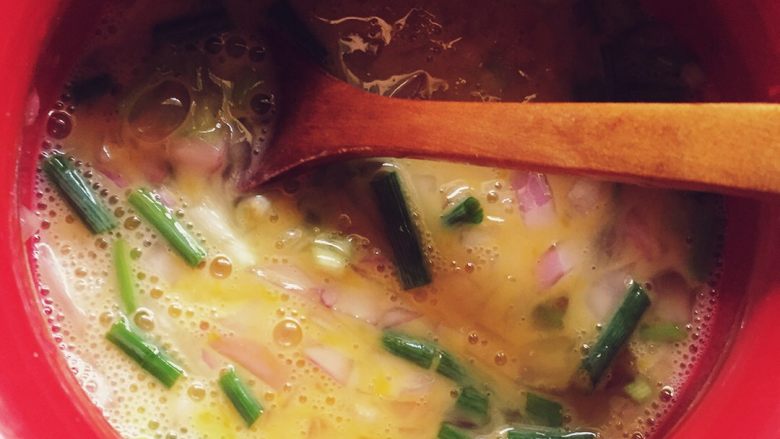 洋葱圈蛋饼,其他材料全部切碎搅拌均匀备用