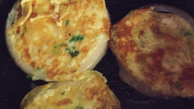 洋葱圈蛋饼,把<a style='color:red;display:inline-block;' href='/shicai/ 9'>鸡蛋</a>液倒入洋葱圈8分满，小火煎