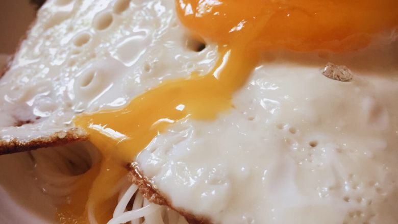 一颗蛋油泼拌面,锅里剩一点油，顺便打颗蛋煎一煎，我喜欢流黄的，所以煎一面，煎一会就可以出锅了，盖在面上，完美结束。吃的时候把面拌起来，<a style='color:red;display:inline-block;' href='/shicai/ 9'>鸡蛋</a>划开一块一块的，蛋白、蛋黄配上榨菜的酸爽简直了！