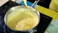 香草泡芙(20160722期),香草馅如果在做的时候控制不了火,底部结块太快的时候,可以离火在桌子上用打蛋器把香草馅搅拌均匀,最后要搅拌如图中的状态才算是完成