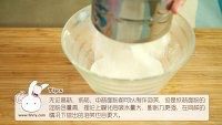 香草泡芙(20160722期),油水在煮的时候我们把低筋面粉过筛备用,等下再过筛,就迟了