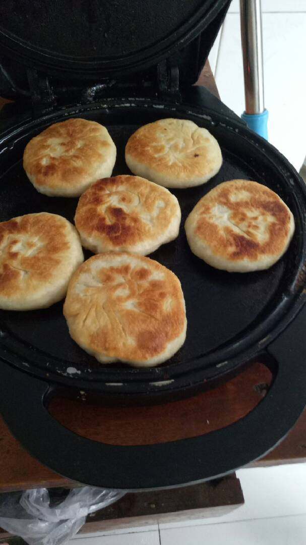 萝卜鸡蛋虾皮菜盒子,煎至两面金黄，就可以出锅了