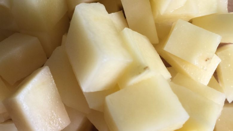 宝贝说就叫“杂锅面”,土豆切丁