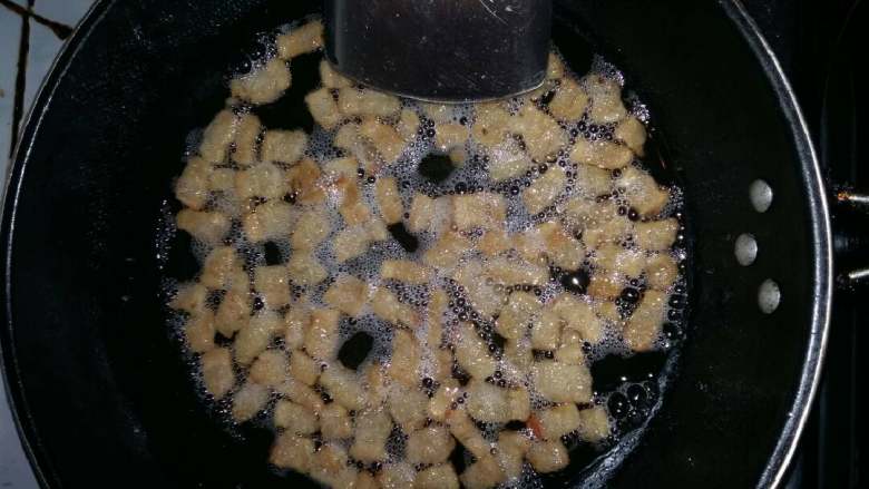 熬猪油,不断地搅拌避免糊底,直熬至肉渣有点微黄,关火。