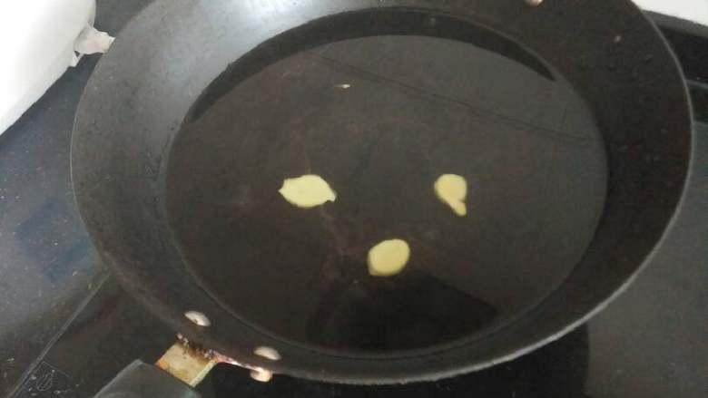 柠檬泡椒凤爪,锅里放生姜片,料酒,煮半开后把鸡爪放进去煮。煮约2-3分钟。不要煮太久