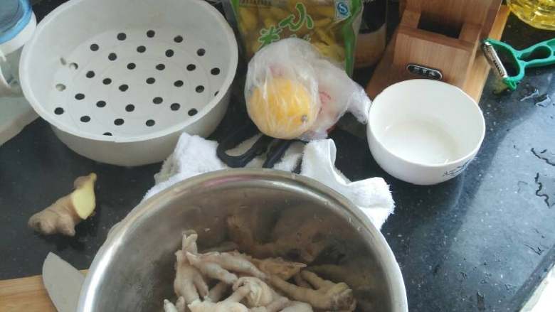 柠檬泡椒凤爪,凉白开泡着,去掉表面剩余油脂