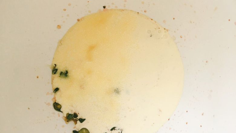 蓝莓奶油蛋糕,蓝莓压成泥状,然后将所有食材倒进搅拌盆里,用打蛋器快速搅拌。