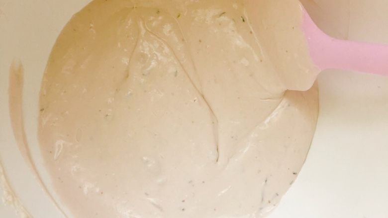 蓝莓奶油蛋糕,充分搅拌均匀之后大概是这样的。