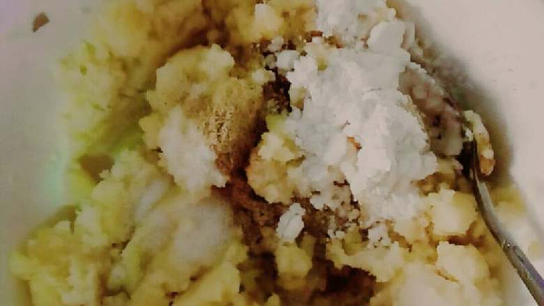 土豆丸子or红薯丸子,土豆打泥,加入适量的淀粉,盐和胡椒粉调味