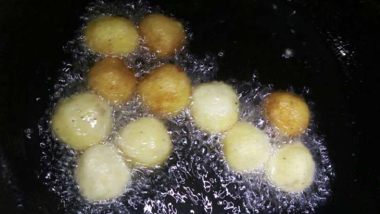 土豆丸子or红薯丸子,先倒入油,油要刚好没过丸子,等油热,用小火炸,待成金黄色可捞出!!