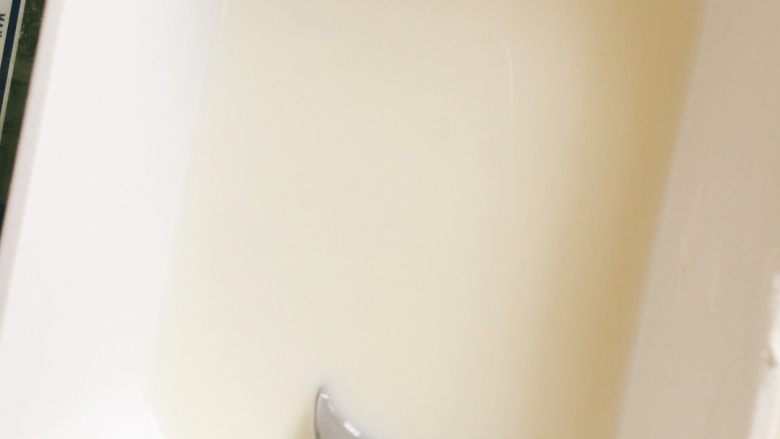 椰蓉牛奶小方,取<a style='color:red;display:inline-block;' href='/shicai/ 219'>牛奶</a>中的少部分（80g左右）与<a style='color:red;display:inline-block;' href='/shicai/ 512'>玉米淀粉</a>混合拌匀！