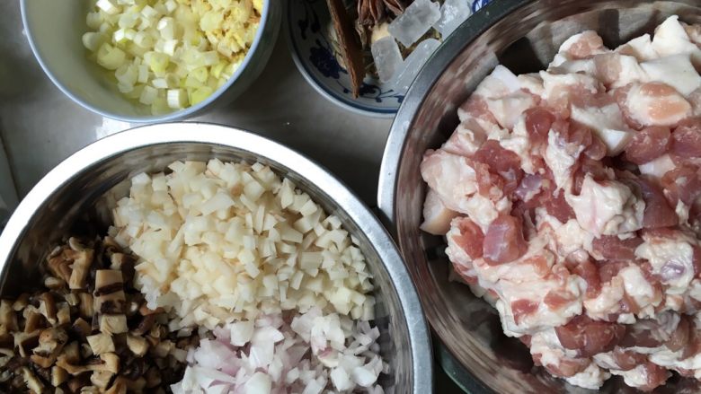 卤肉饭,将以上这些配料全部切好备用,肉切成小丁