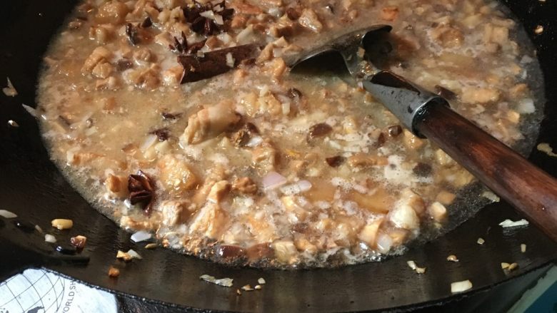 卤肉饭,现在看有点没颜色,不急,现在加入老抽一点点,生抽,加点盐,进高压锅压15分钟,这样肥肉吃起来都不会腻,更好吃,不压也可以,就小火慢炖,到肉耙了就可以,下一步了把鸡蛋一起丢进去煮