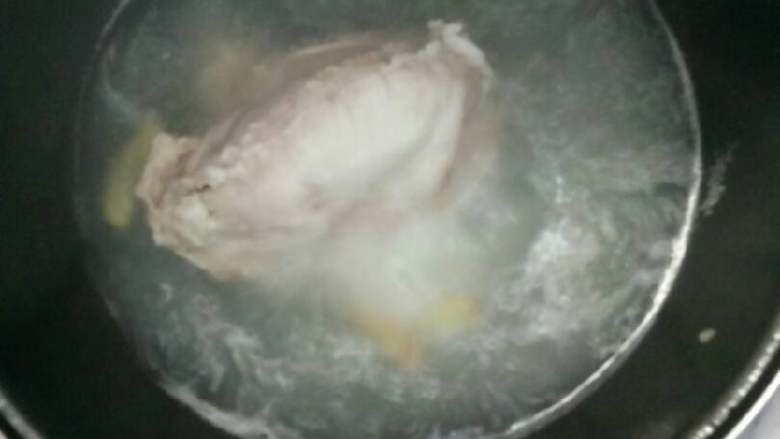 爆炒猪肚,洗干净哦换到水里放一点料酒放姜蒜煮开煮开了之后用筷子试一下能戳的动了就说明熟了