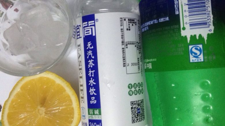 柠檬苏打汽水,准备：<a style='color:red;display:inline-block;' href='/shicai/ 595'>柠檬</a>，<a style='color:red;display:inline-block;' href='/shicai/ 10115'>雪碧</a>，<a style='color:red;display:inline-block;' href='/shicai/ 12035'>冰块</a>，<a style='color:red;display:inline-block;' href='/shicai/ 10705'>苏打水</a>。
