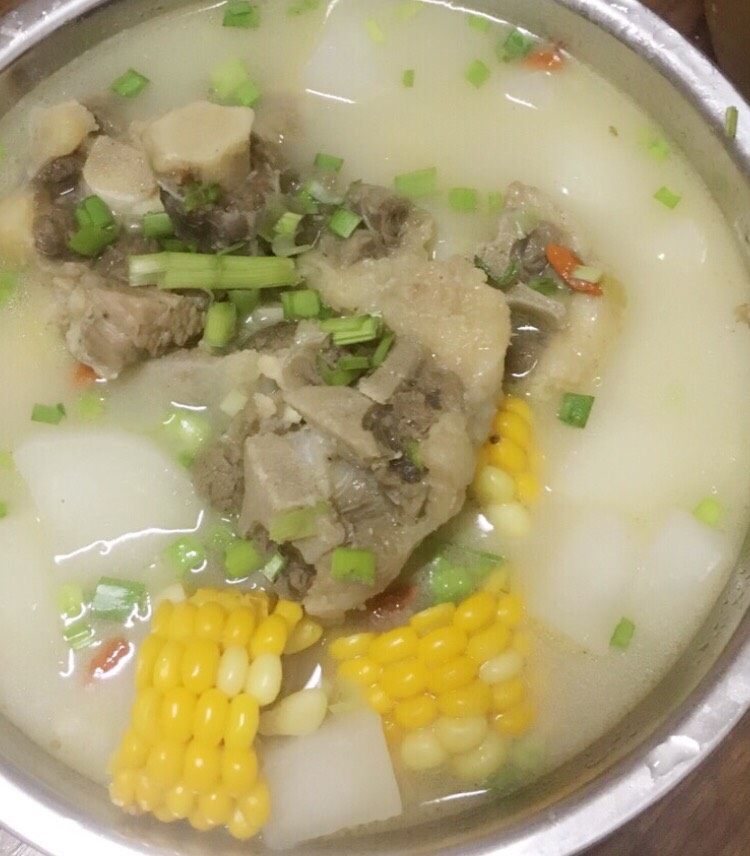 牛尾汤,将牛尾取出，倒入<a style='color:red;display:inline-block;' href='/shicai/ 26'>白萝卜</a>改中火，将<a style='color:red;display:inline-block;' href='/shicai/ 190518'>调味料</a>与牛尾一起拌匀腌制5分钟后倒入锅中加入枸杞煮五分钟，关火放盐调味，加入葱花，起锅