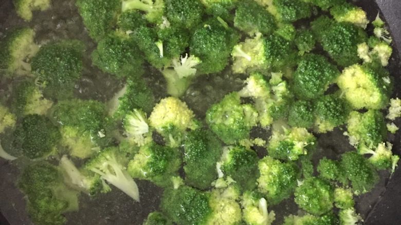 西兰花汤,放在锅里煮开，最好滴点油。这样西兰花原色容易保持，口感好些