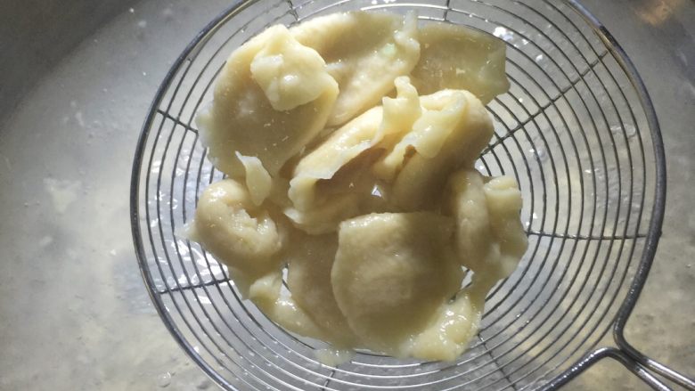 自制老汤面疙瘩,煮熟捞出,放入有冷水的碗里
