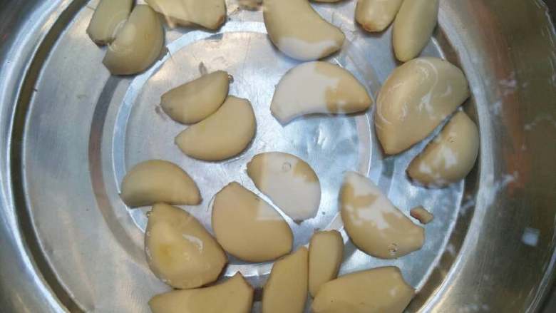 山东拌鸡蛋,大蒜薄皮洗净备用