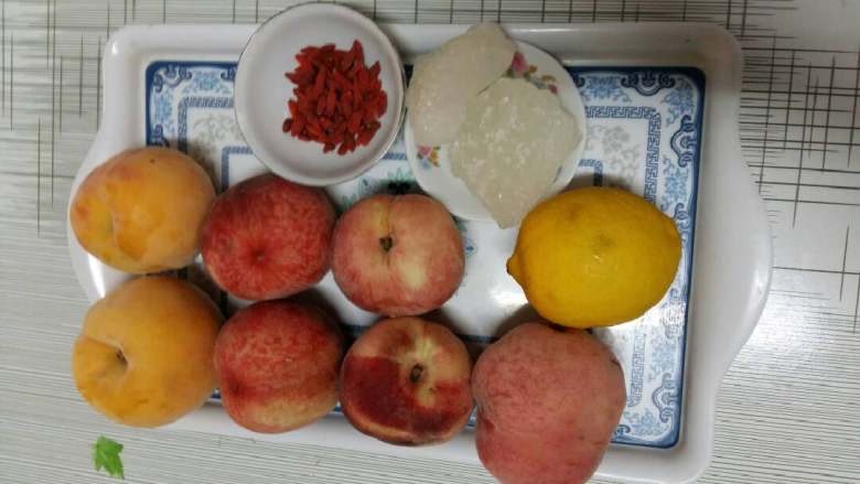 黄桃罐头(水蜜桃罐头),原料备齐。