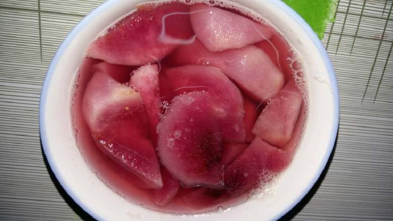 黄桃罐头(水蜜桃罐头),装入容器纳凉。
水蜜桃有健美皮肤,养血美颜,清胃,润肺,祛痰之功效。它的蛋白质含量比苹果🍎,葡萄高一倍,比梨子多七倍,铁的含量比苹果🍏多三倍,比梨子多五倍,素有“果中皇后”的美誉。我们女性朋友要多吃呀!