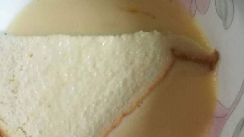 西多士,把一片面包在牛奶鸡蛋液里浸湿,使其吸透汁液,但不能多浸,否则面包份量过重会断裂。