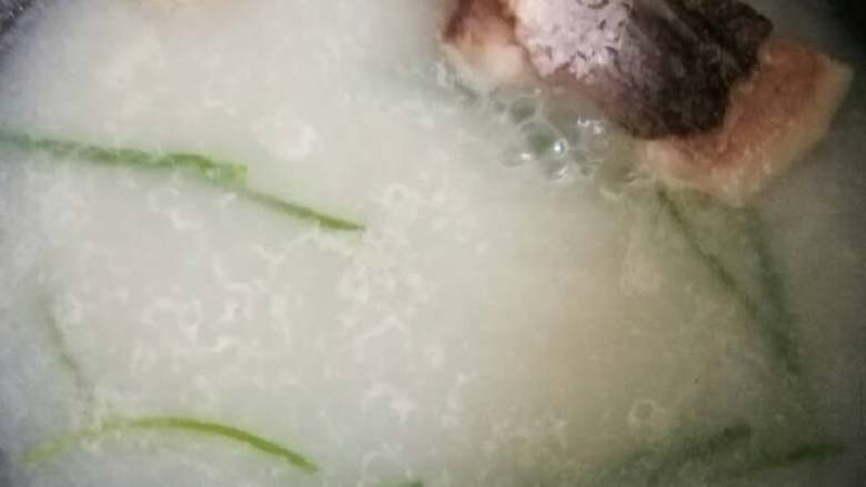 海鲜菌菇面疙瘩,烧开后小火吊浓,中途可以稍微加点牛奶。
