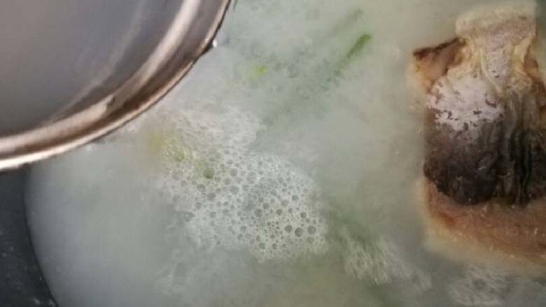 海鲜菌菇面疙瘩,煮到蛤蜊开口关火把蛤蜊盛出,汤倒入之前的鱼汤里混合待用。