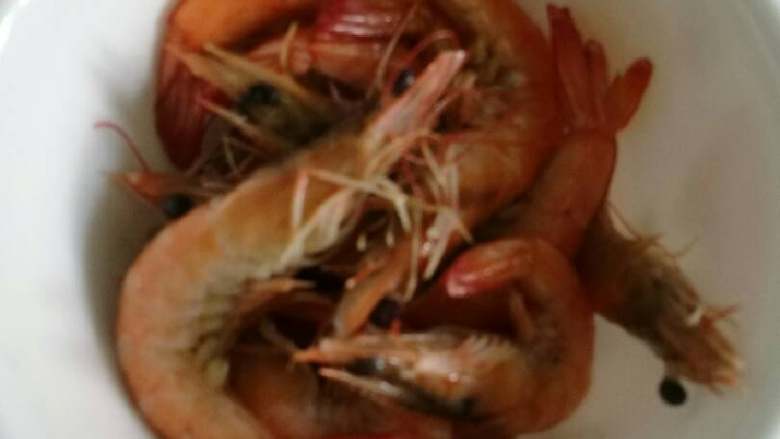 海鲜菌菇面疙瘩,基围虾煸炒待用,