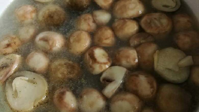 海鲜菌菇面疙瘩,把吊好的海鲜汤入锅烧开,放入口蘑草菇。