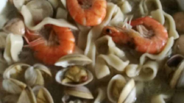海鲜菌菇面疙瘩,烧开后再放入蛤蜊,基围虾。入盐,胡椒粉调味。
