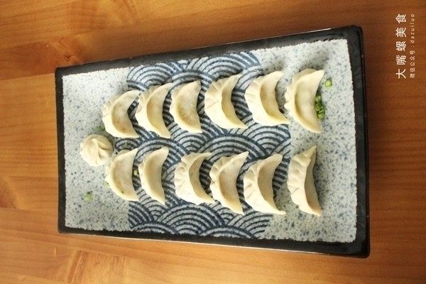 土豪炫富新高度:酸笋辣条饺子谁敢迎战?,接下来就是包饺子时间啦!包饺子有很多种包法,我们这次采用了最常规的饺子包法。(哼,你以为我们会按套路出牌?看到其中最显眼的圆状饺子么,这可是