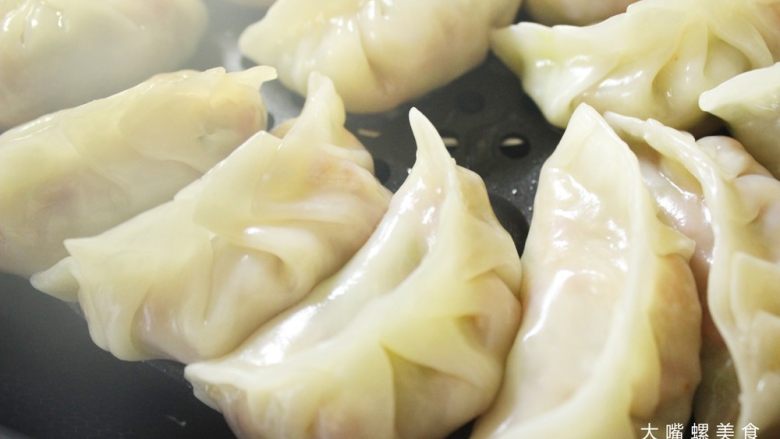 土豪炫富新高度:酸笋辣条饺子谁敢迎战?,出锅。将蒸好的饺子装入盘内(透过叫饺皮可以看到若隐若现的馅料,最显眼的依然是辣条的那一抹金黄~)