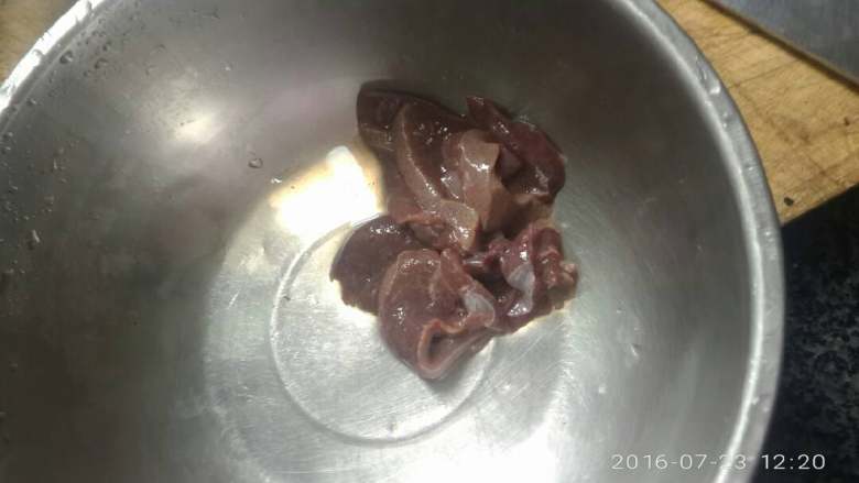 补铁补血猪肝汤,切片,切条都可以,切好洗干净。备用。