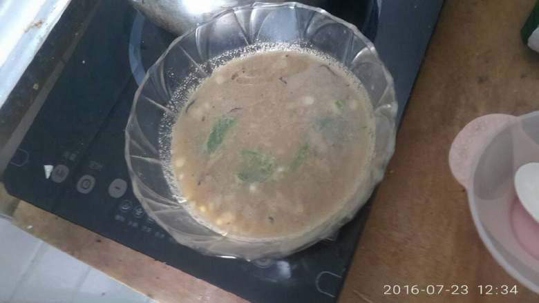 补铁补血猪肝汤,完成。还好是给小孩喝的,不用那么多东西也行,
悲剧的我为了赶快做好饭,(一家人都等着吃呢。)把鸭血给忘了。五香叶,也没有下楼弄。不然味道会更鲜更好和。