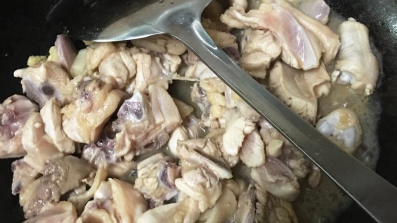 湘菜（香辣鸡肉）,热锅倒入炒干适量水份