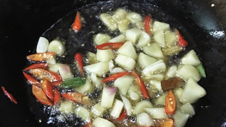 湘菜（香辣鸡肉）,热油冷一下加入调料炒