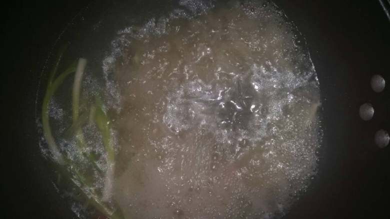 水晶猪皮冻,先把切细的肉皮倒入锅中放入适量的水,盐,料酒,八角,桂皮,香叶,生姜丝和葱段(喜欢辣的可以加入辣椒)烧开,再倒入电饭煲压力锅按蹄筋键煮透。