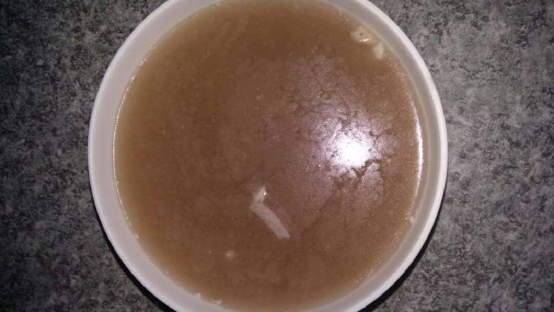 水晶猪皮冻,等电饭锅没气,倒入汤碗纳凉,盖上保鲜膜放入冰箱冷藏。