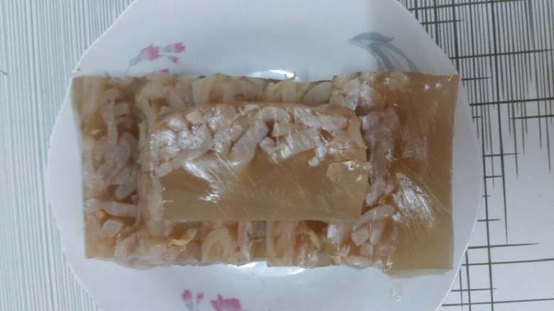 水晶猪皮冻,切成片装盘食用,吃的时候可以用调制品蘸食。